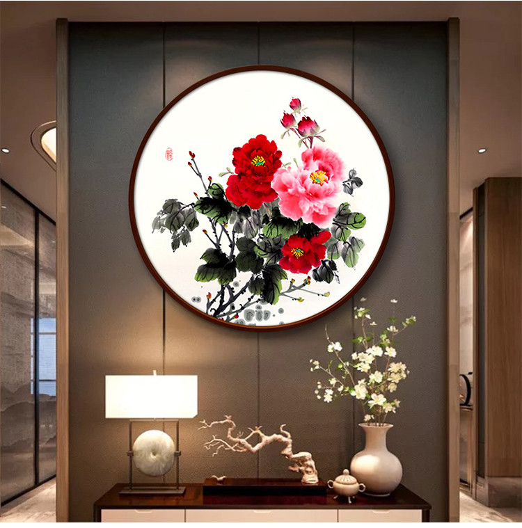 进门挂画学问多牡丹、百鸟朝凤、山水图寓意家运与吉祥